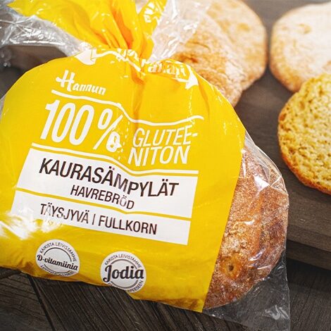 Kaurasämpylät pussissa ja pöydällä