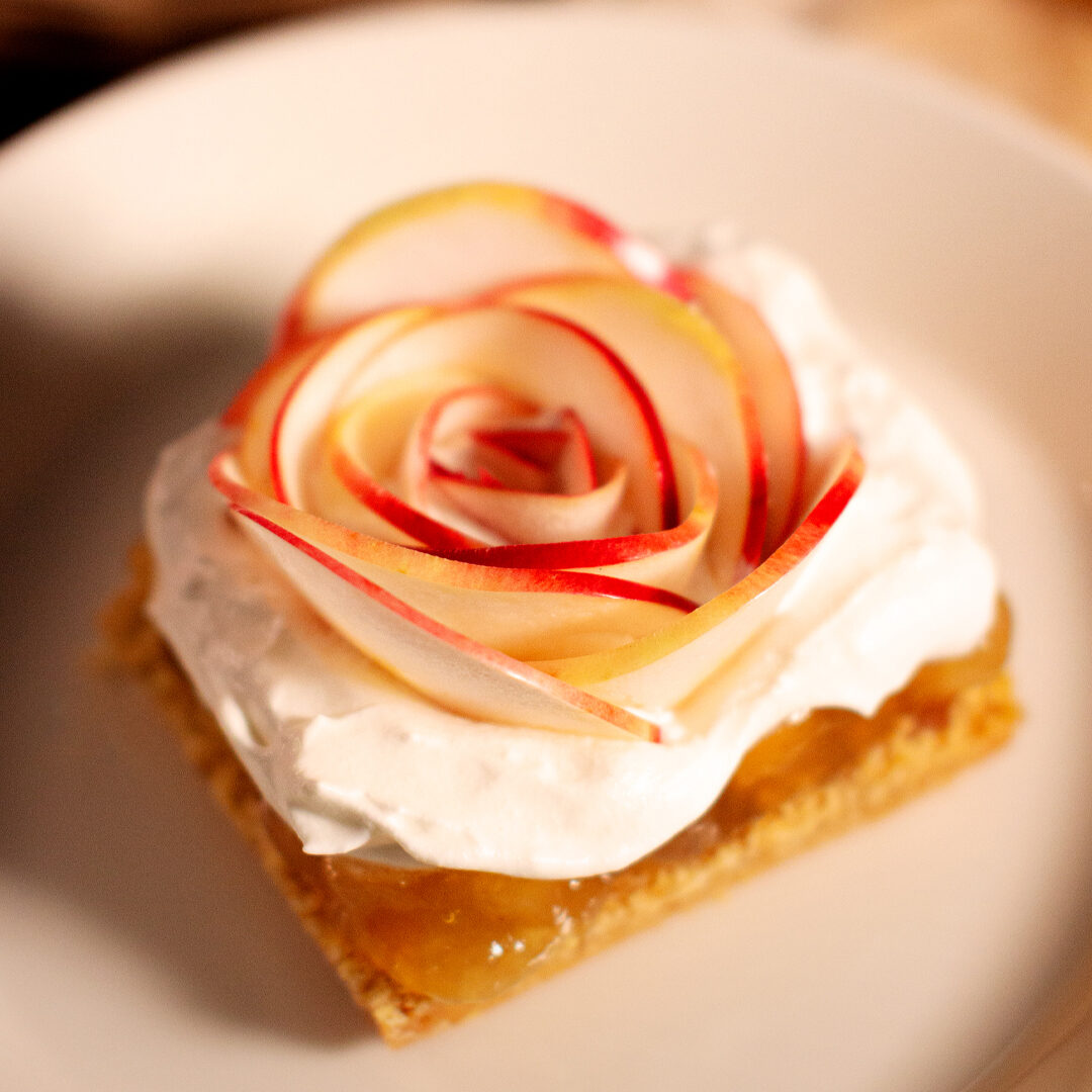 Muru omena on oikea herkku. Saat muropiirakan palaan näyttävyyttä lisäämällä päälle kermavaahtoa ja omenaruusun.