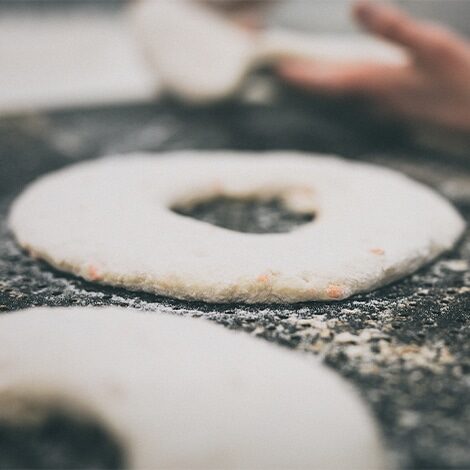 raaka_leipa_pellilla_hannun_gluteeniton